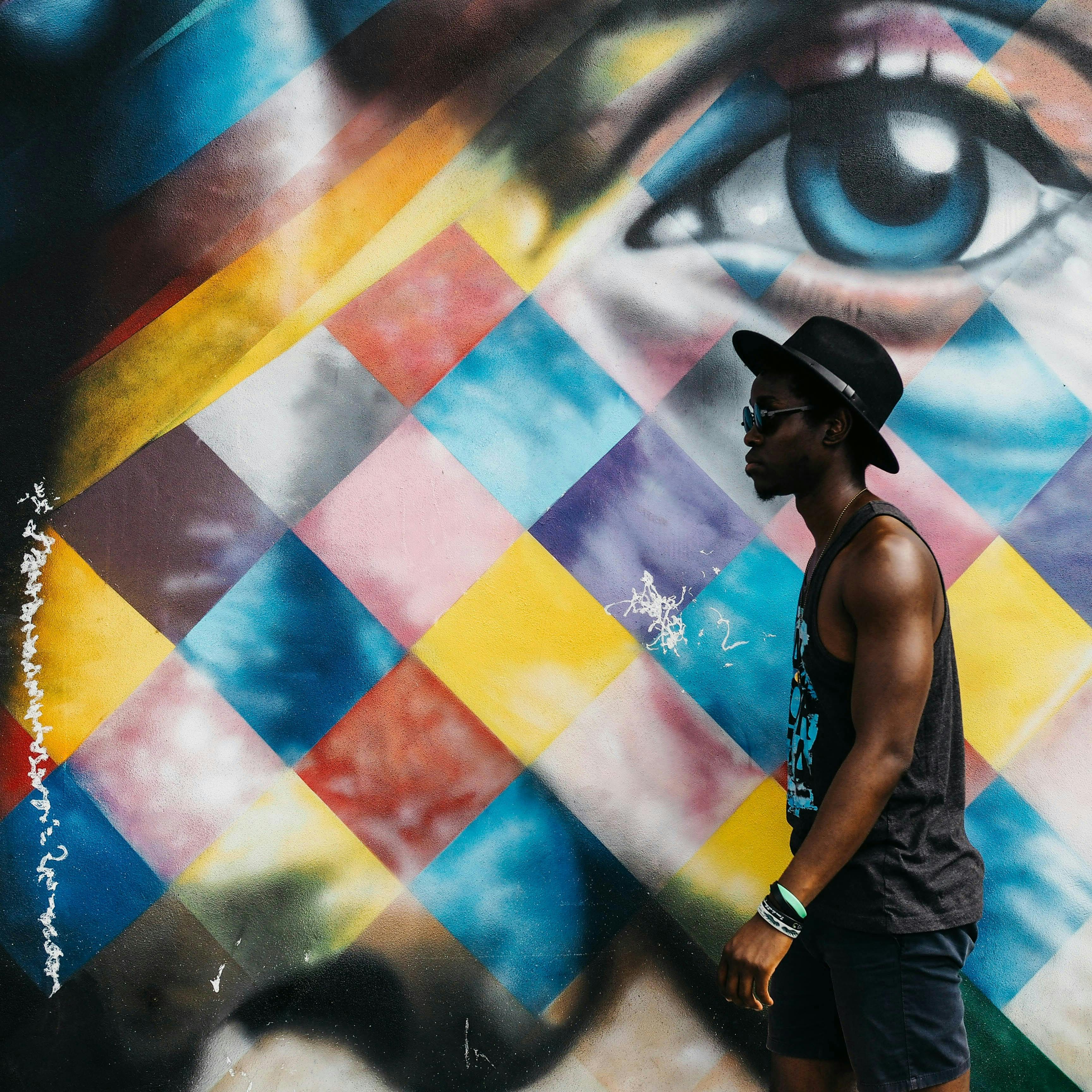 Foto persona y mural con ojo