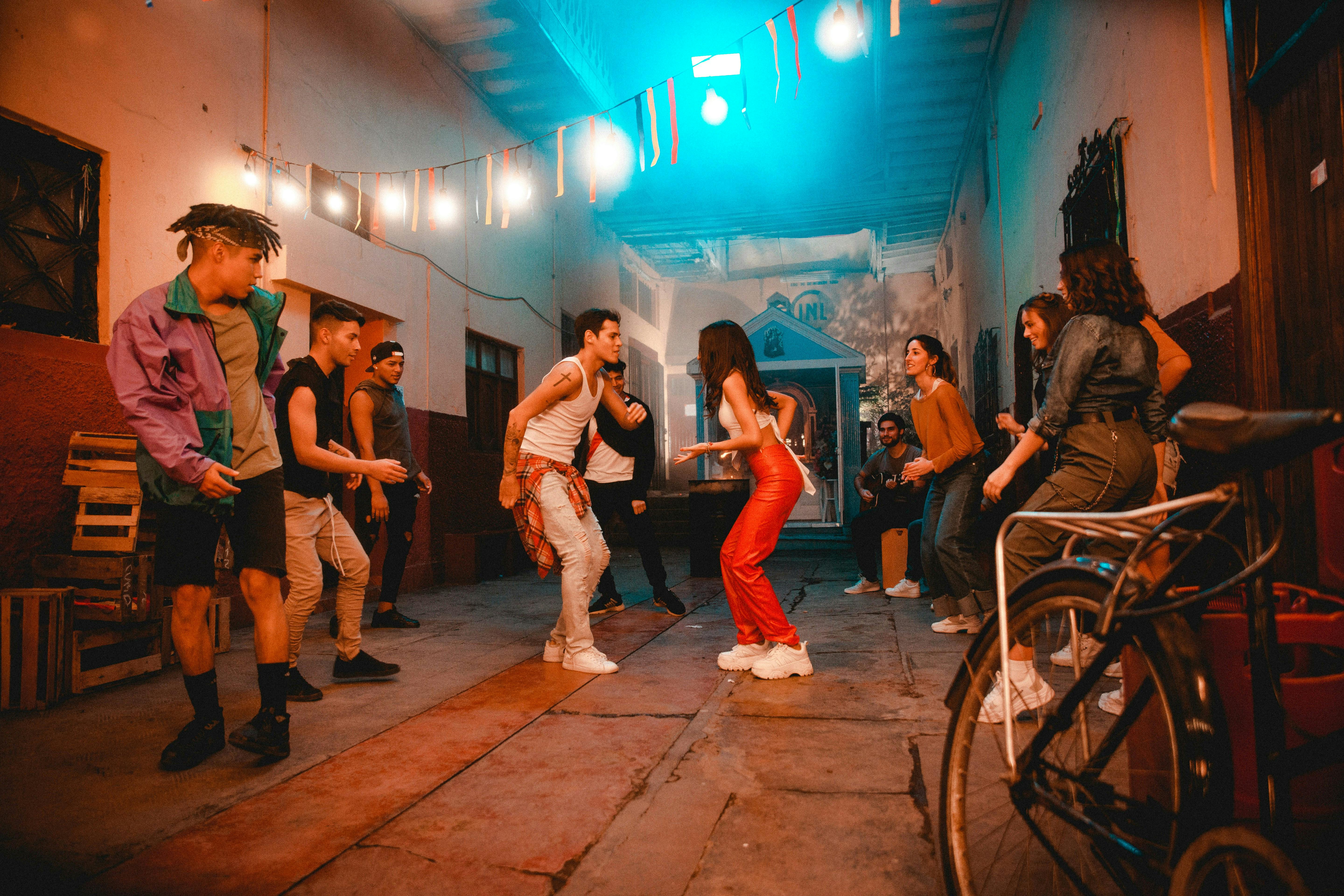 Personas bailando en la calle