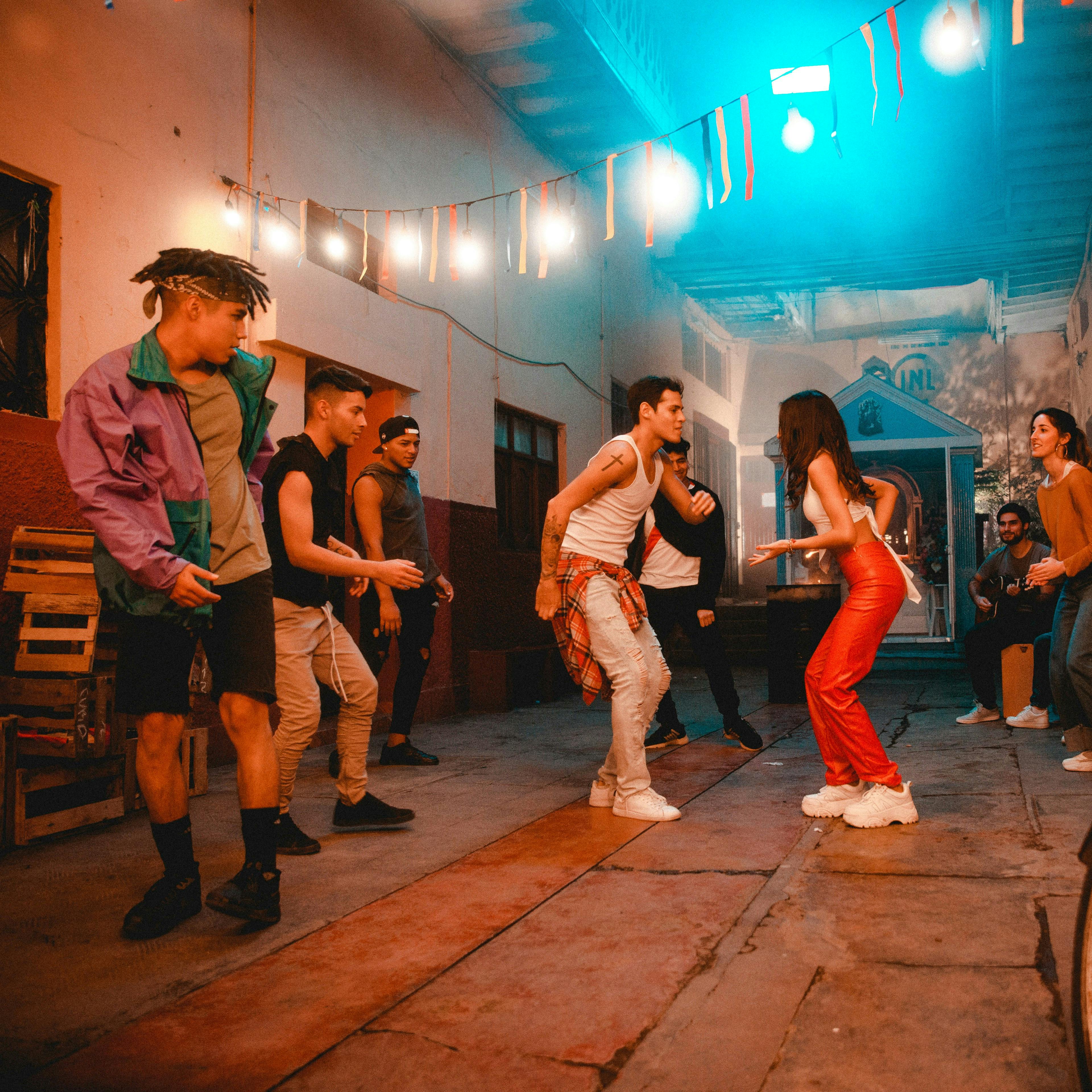 Personas bailando en la calle