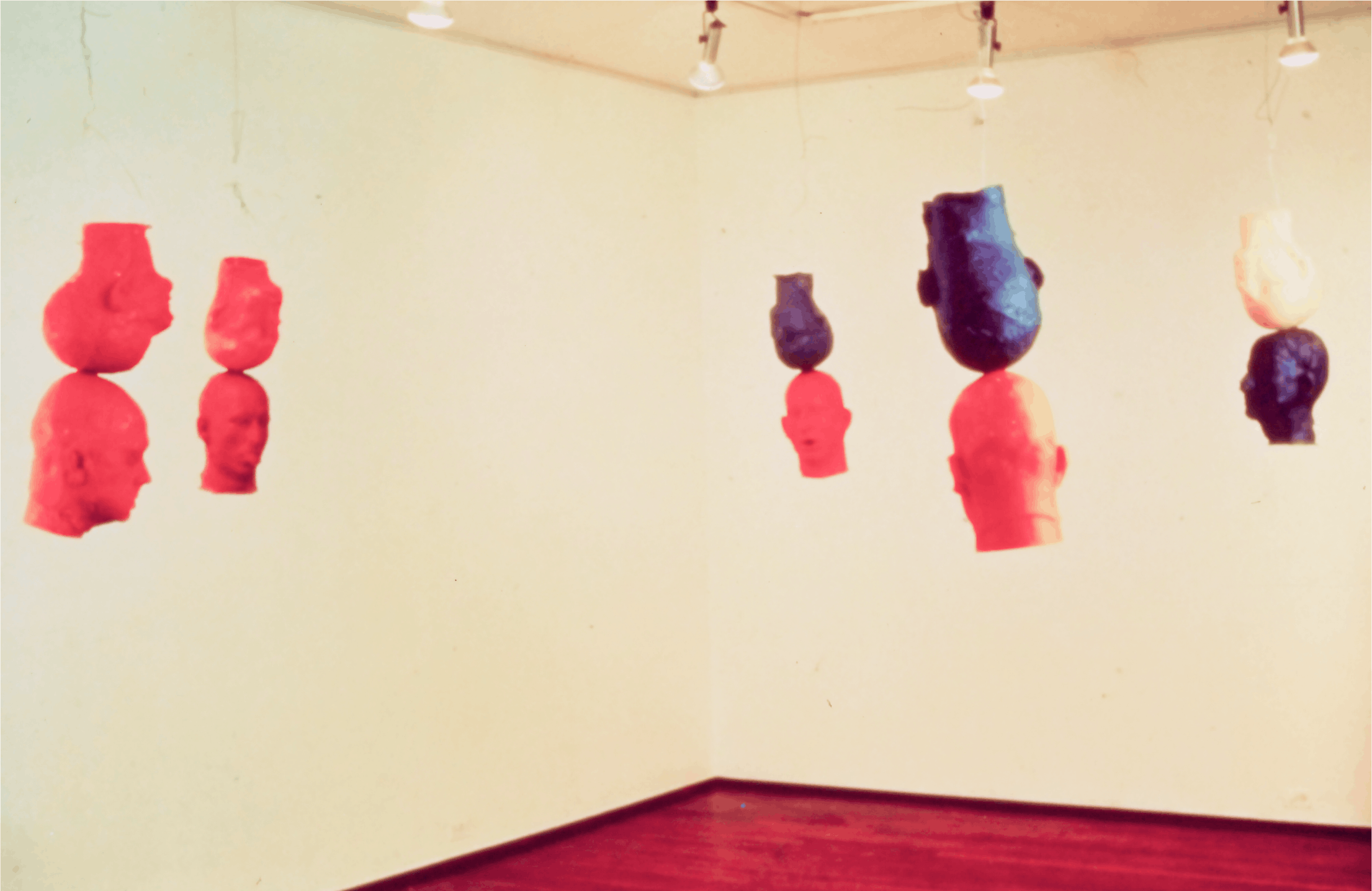Bruce Nauman, Ten heads circle:up and down, 1990, wax and wire, diameter 96 