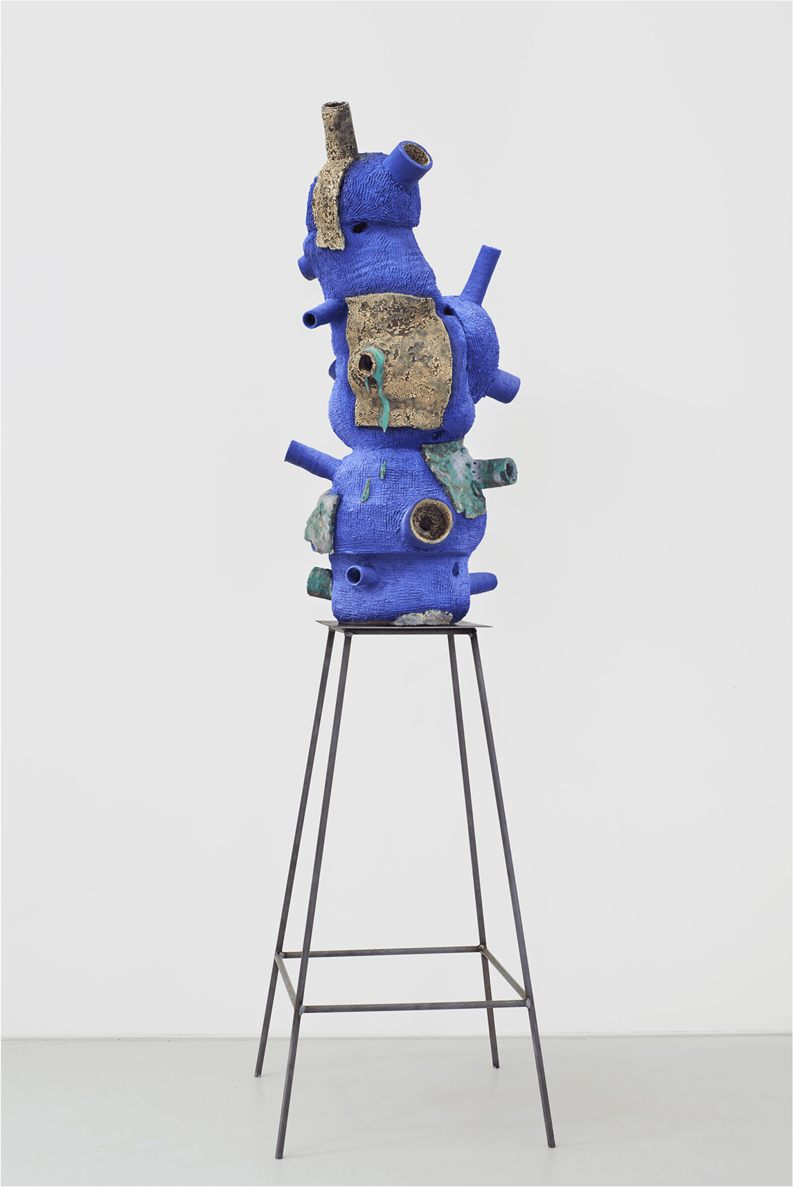 Arlene Shechet, Seeing Asteroids, 2016. Glazed ceramic and steel, 39 x 4 x 19 x 50