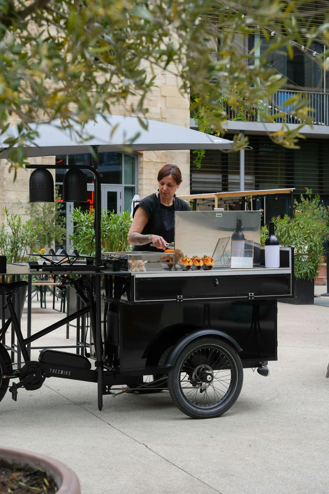 Triporteur animation culinaire à Paris 75 avec le catering street food Le Réfectoire