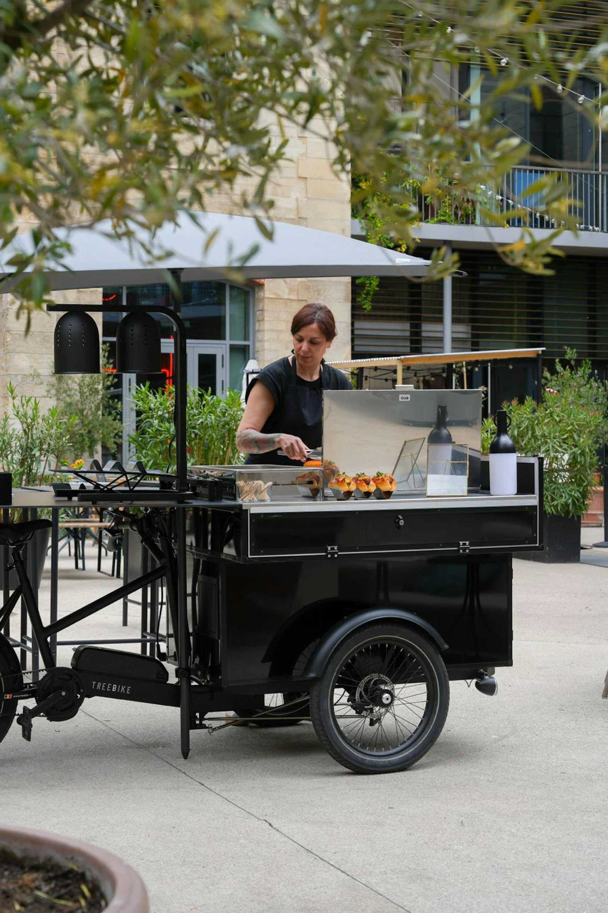 Triporteur animation culinaire à Paris 75 avec le catering street food Le Réfectoire