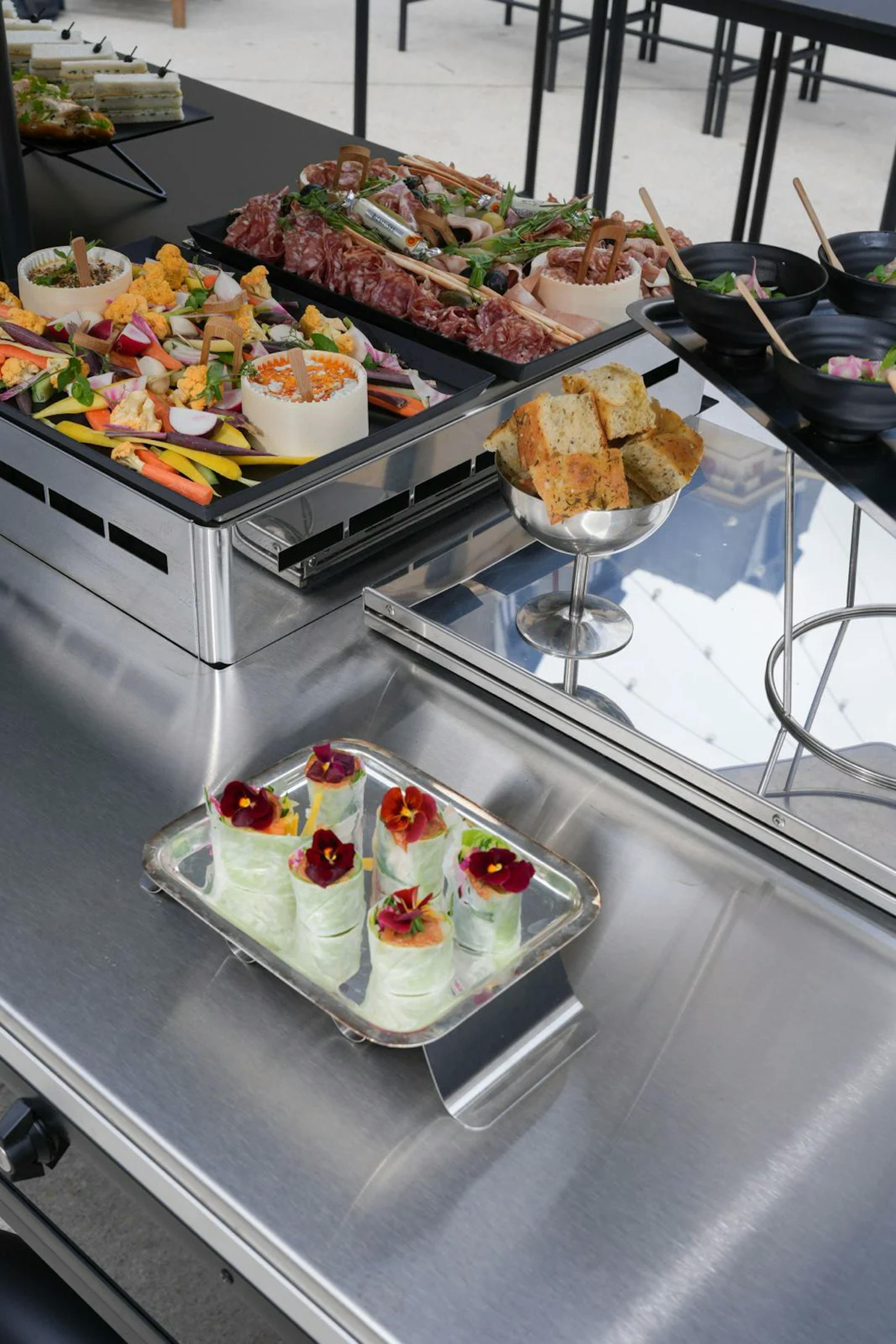 Triporteur cuisine mobile à Paris par le traiteur Le Réfectoire