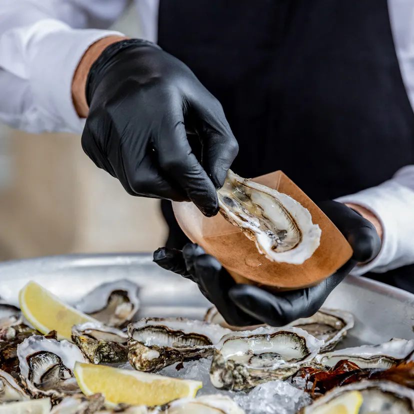 Animation culinaire bar à huitres à Paris par le traiteur Le Réfectoire