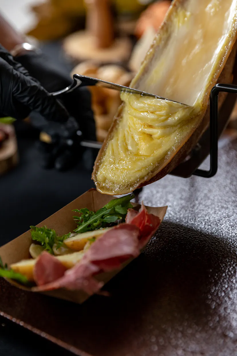 Animation culinaire raclette à Paris par le traiteur Le Réfectoire