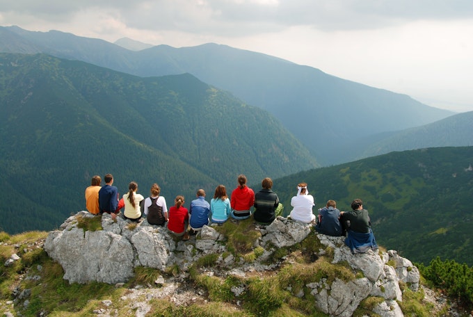 Reunión de personas en la cima de una montaña