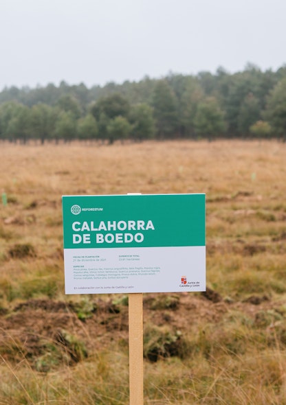 Sign in Calahorra de Bodeo with forest in the background