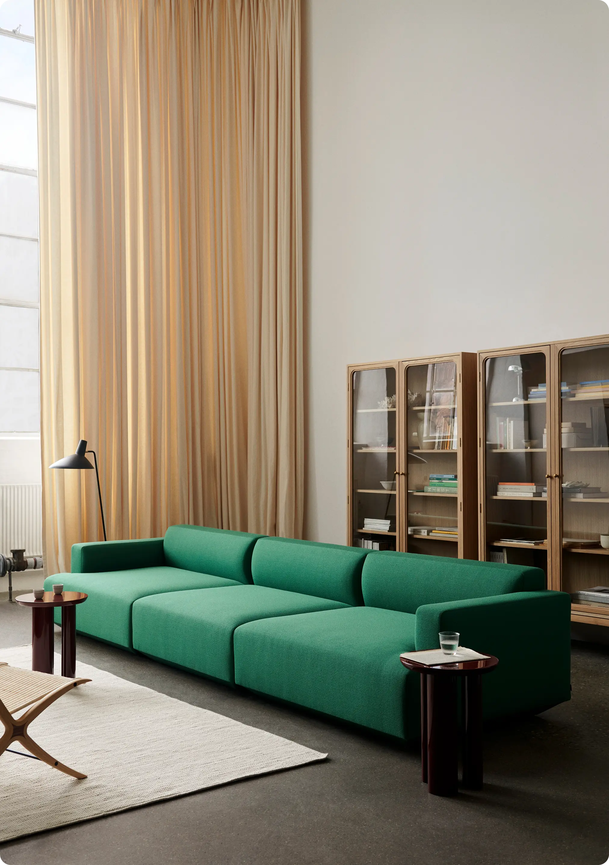 Modern furnished office with a green sofa and bookshelves – example of a move-in ready space for tenants.