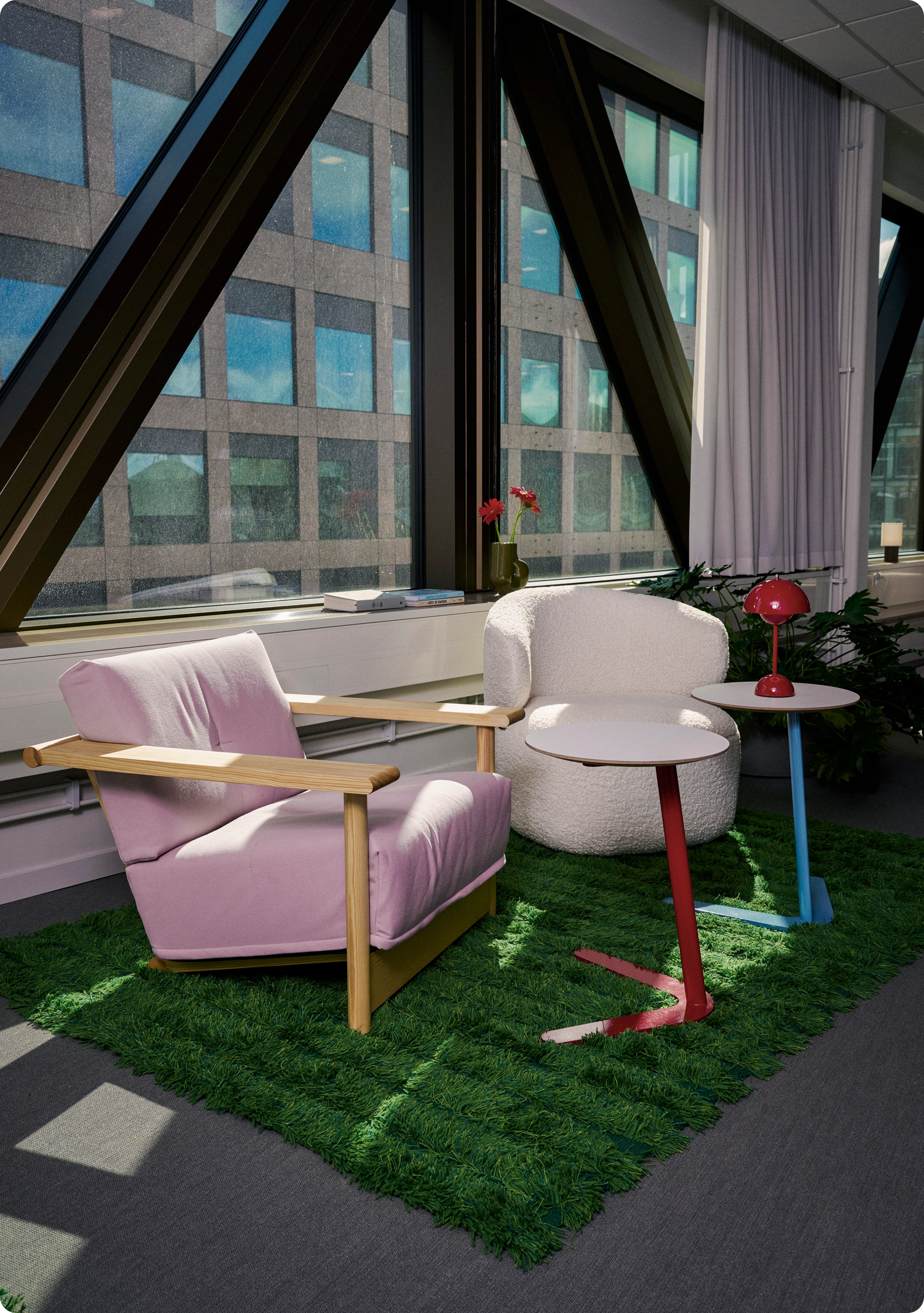 Beleco skapade flexibla loungeytor på Kings huvudkontor – här med bekväma fåtöljer, småbord och röda lampor som uppmuntrar till kreativa möten.