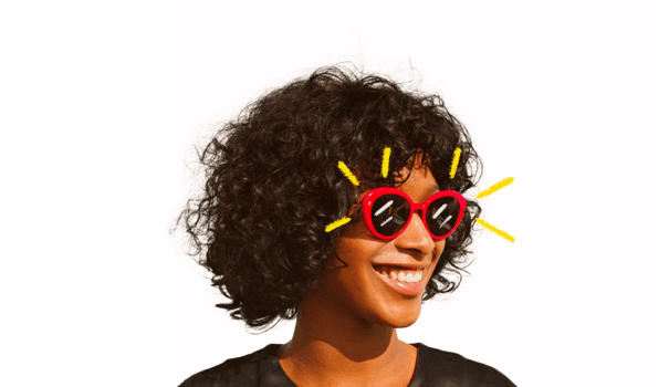 mannequin femme porte lunette de soleil forme papillon glamour vintage rouge verres bruns tracés jaune effet pinceau autour de la monture  