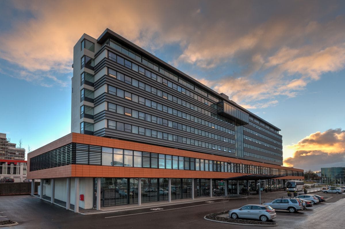 Hilton Reykjavik Nordica er rekið í húsnæði í eigu Reita að Suðurlandsbraut 2 í Reykjavík