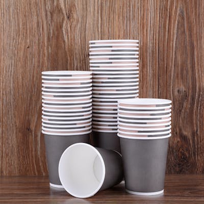 Papírové kelímky a jiné jednorázovky RECYKLOVAT NEJDOU (Zdroj: Canva gallery)