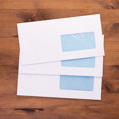 Obálky s plastovým okénkem klidně do modré popelnice vhoďte (Zdroj: Canva gallery)