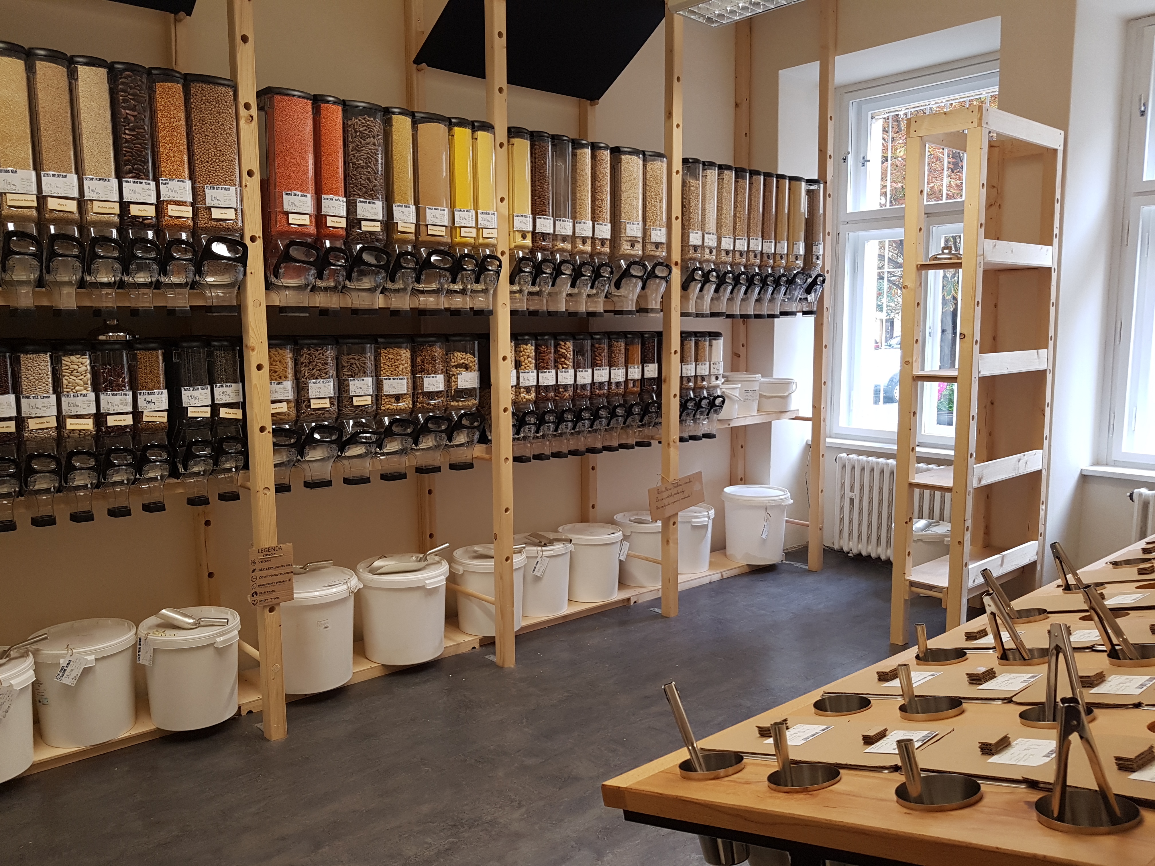 Nakupování v bezobalových obchodech je skvělá alternativa k supermarketům.