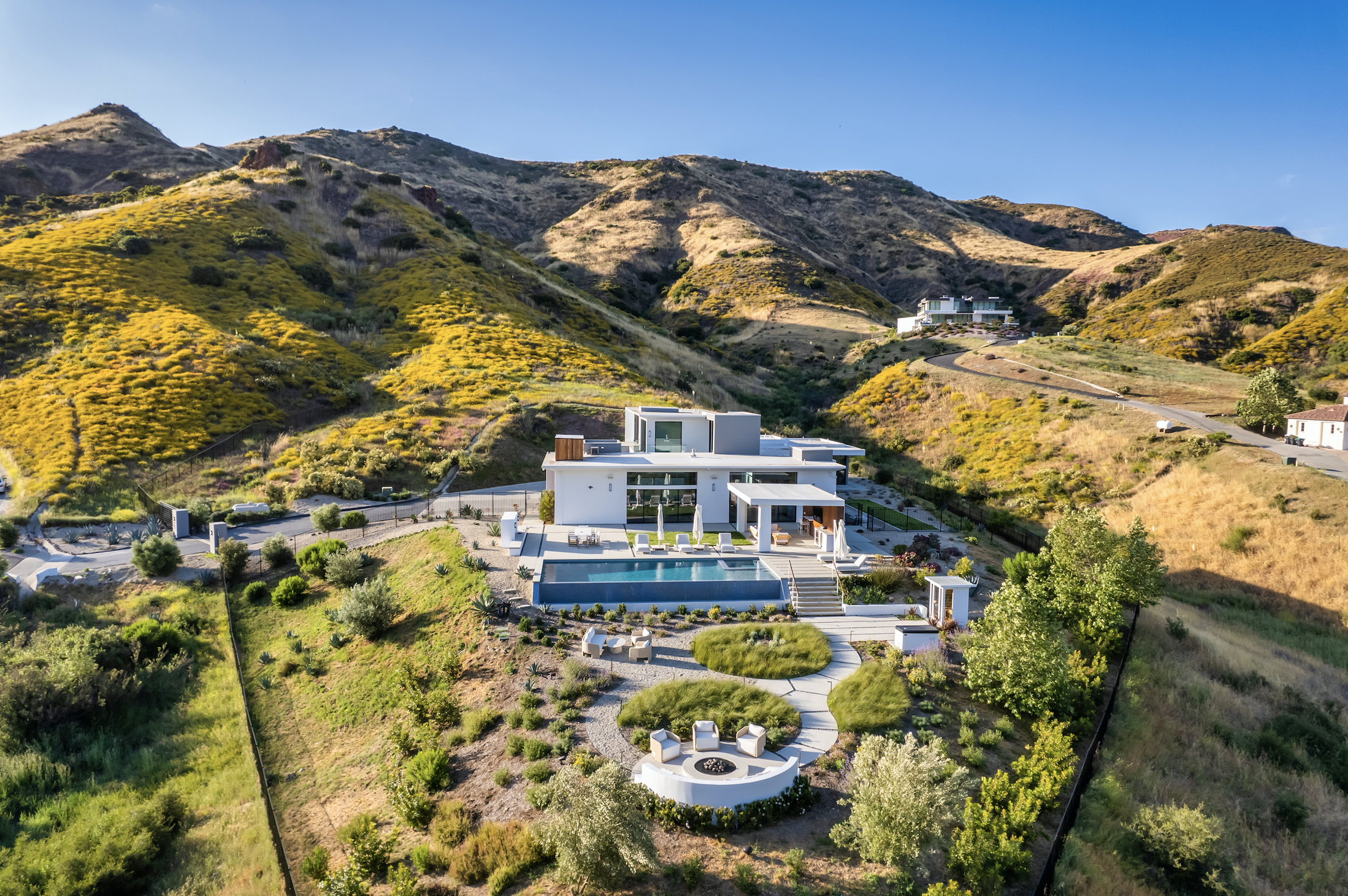 ‘Big Bang Theory’ Star Is Selling Southern California Estate With RE