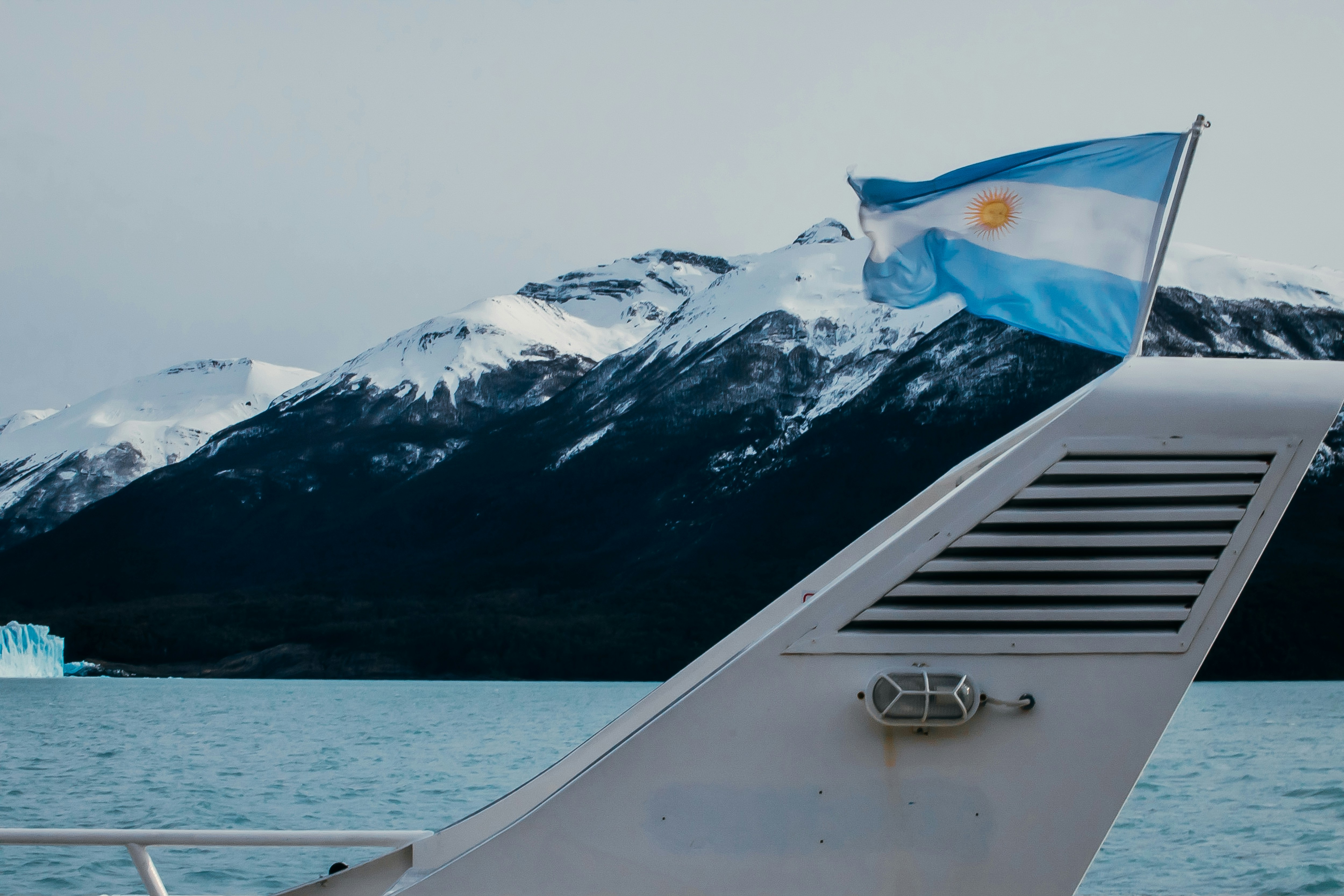 https://images.prismic.io/remotecrew-website/V8f7E1XpjQgFoF0q_felipe-randolfi-AOLd6ILGnD0-unsplash.jpg?auto=format,compress&rect=0,355,5000,2625&w=2400&h=1260