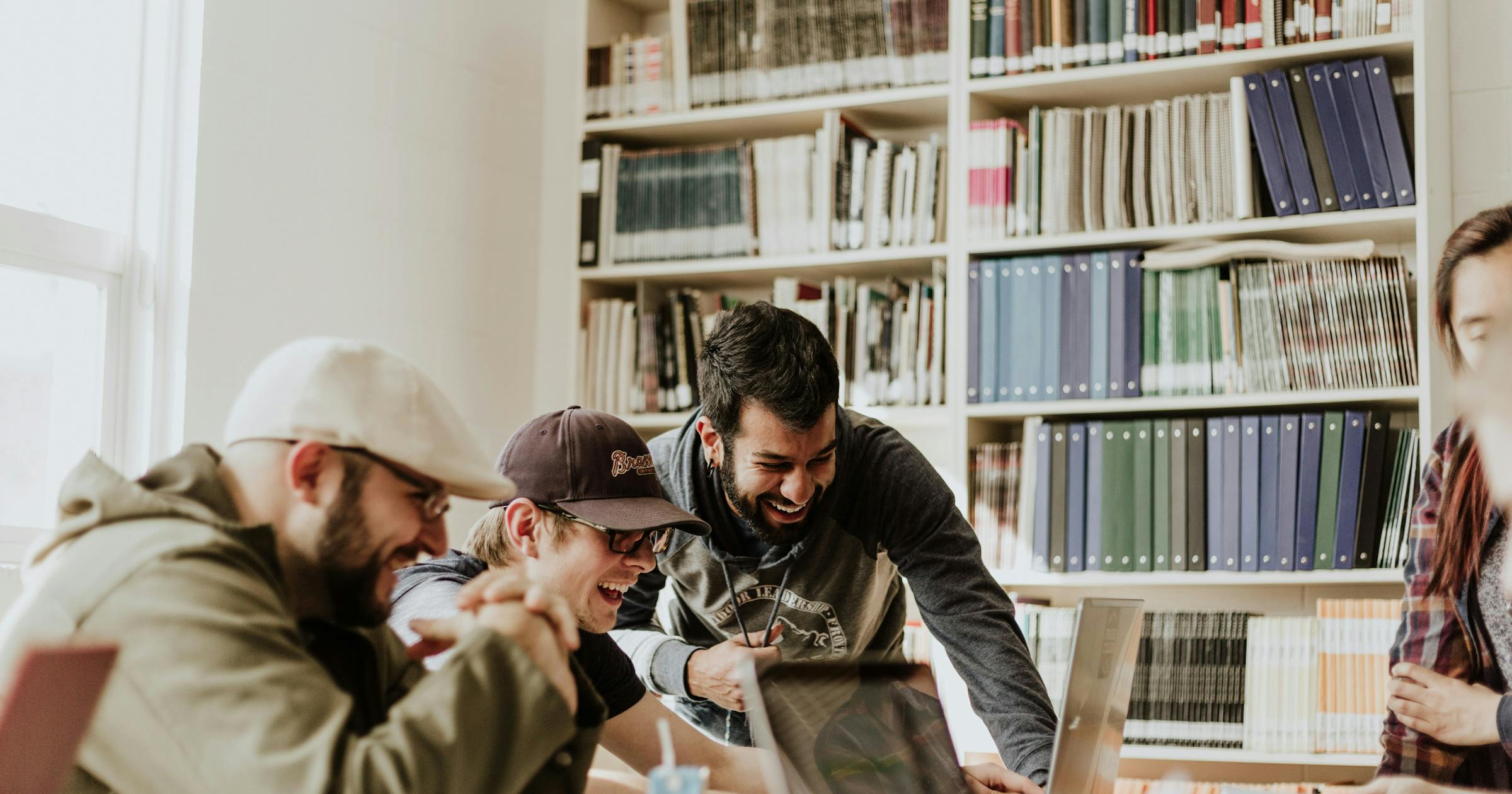 https://images.prismic.io/remotecrew-website/aIulZKTt2nPbZnf1_priscilla-du-preez-XkKCui44iM0-unsplash.jpg?auto=format,compress&rect=0,388,5472,2873&w=2400&h=1260