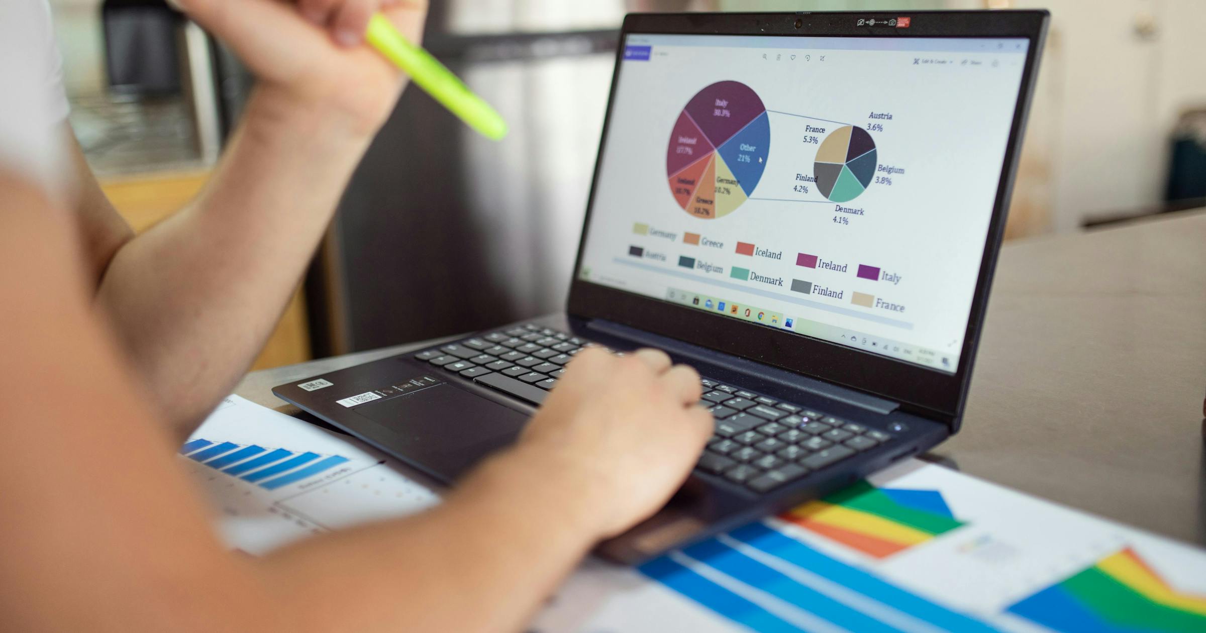 https://images.prismic.io/remotecrew-website/aJx9saTt2nPbaRSX_pexels-rdne-7948060.jpg?auto=format,compress&rect=0,459,6476,3400&w=2400&h=1260