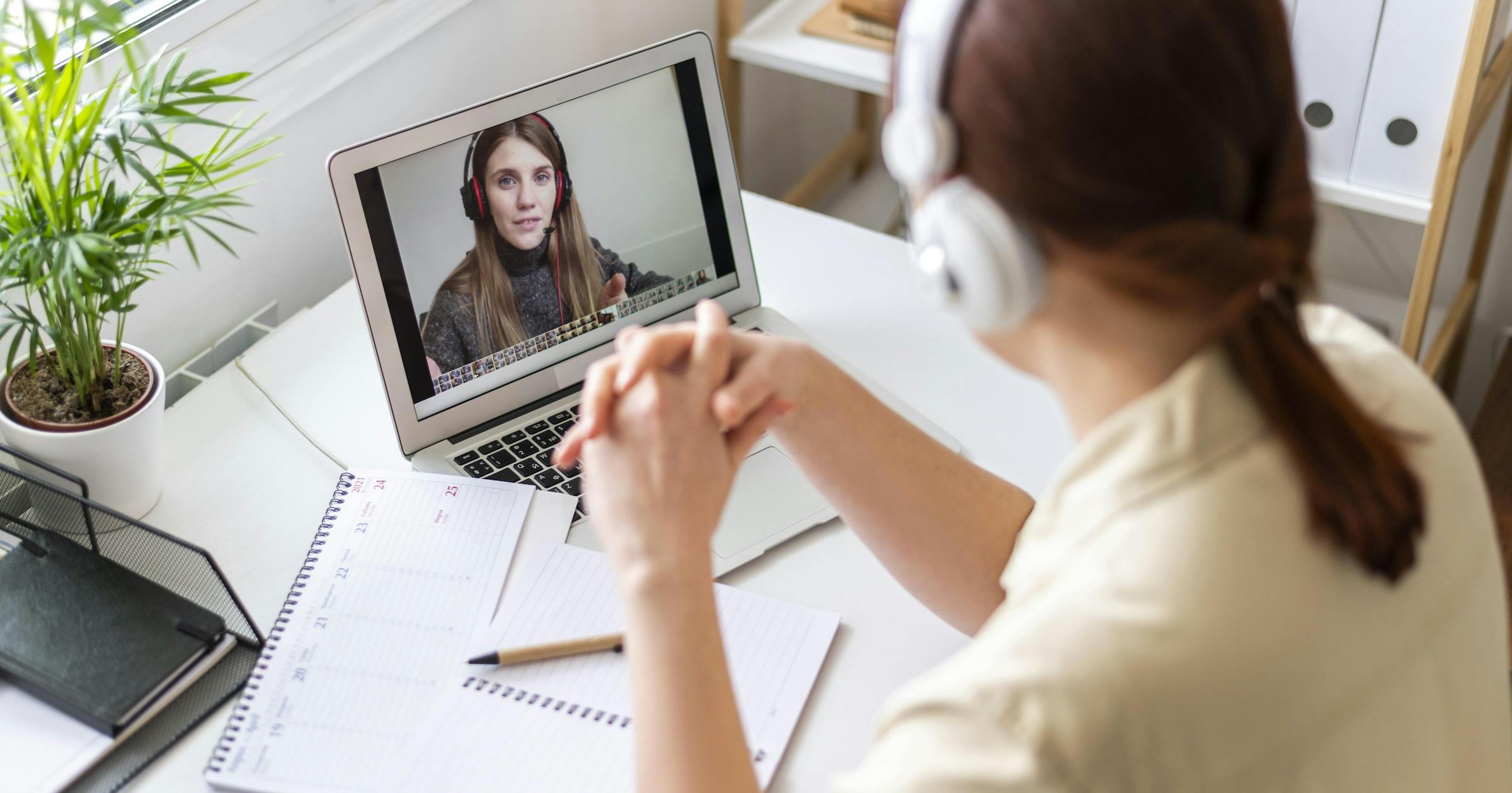 https://images.prismic.io/remotecrew-website/aWkpBAIvOtkhBnxX_portrait-woman-work-having-video-call-laptop.jpg?auto=format,compress&rect=0,424,6048,3175&w=2400&h=1260