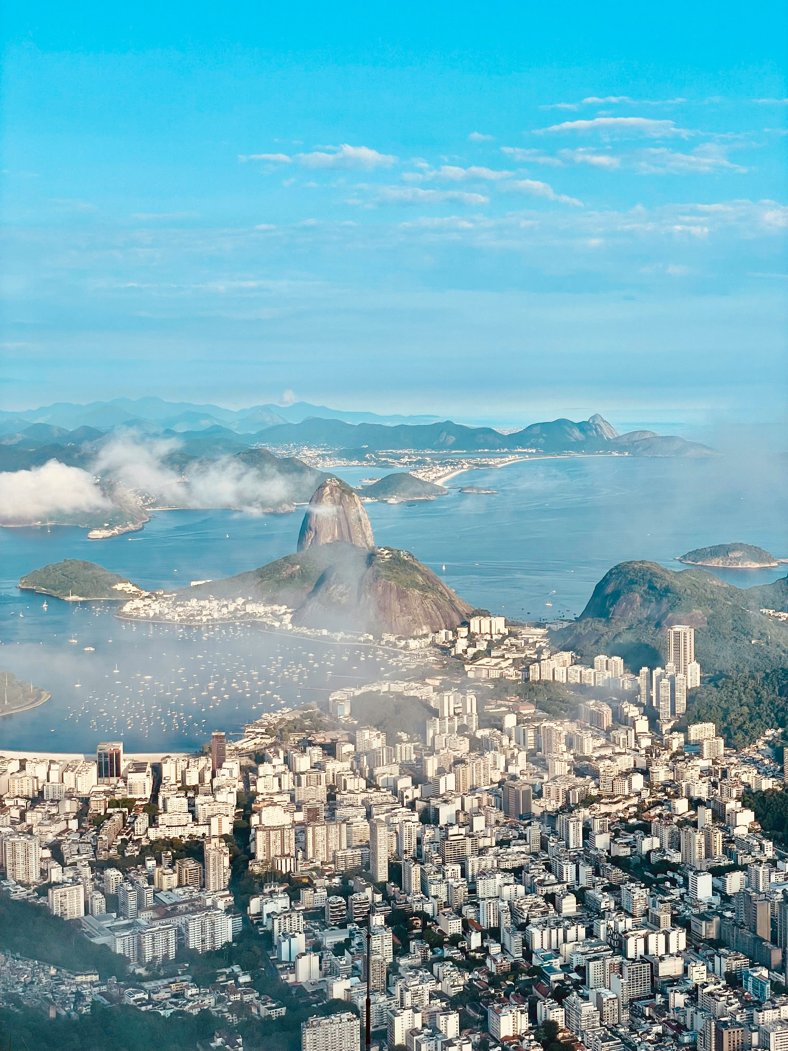 https://images.prismic.io/remotecrew-website/aj6bdVbRV8_Qf657_bruna-scheiner-AhI-vcxerxQ-unsplash.jpg?auto=format,compress&rect=0,1222,3024,1588&w=2400&h=1260