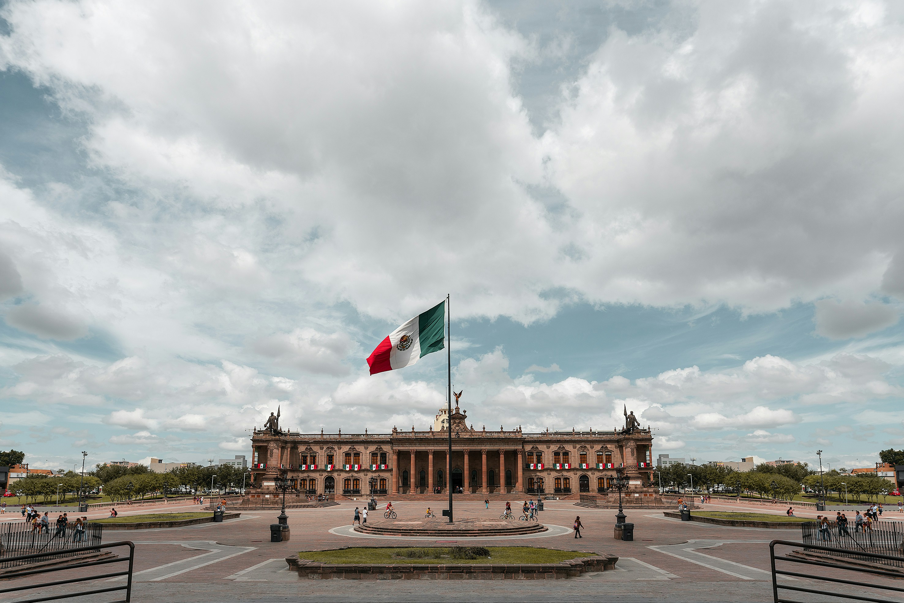 https://images.prismic.io/remotecrew-website/r_wTQPoOYczphjdz_robbie-herrera-lDjxXumgpT8-unsplash.jpg?auto=format,compress&rect=0,210,2952,1550&w=2400&h=1260