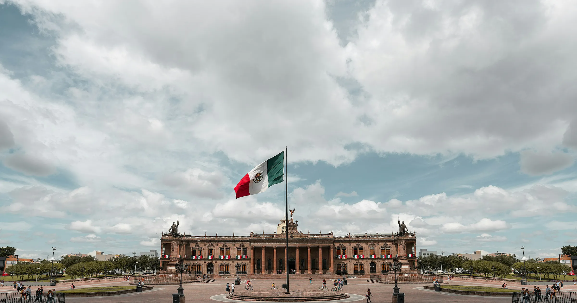 https://images.prismic.io/remotecrew-website/r_wTQPoOYczphjdz_robbie-herrera-lDjxXumgpT8-unsplash.jpg?auto=format,compress&rect=0,210,2952,1550&w=2400&h=1260