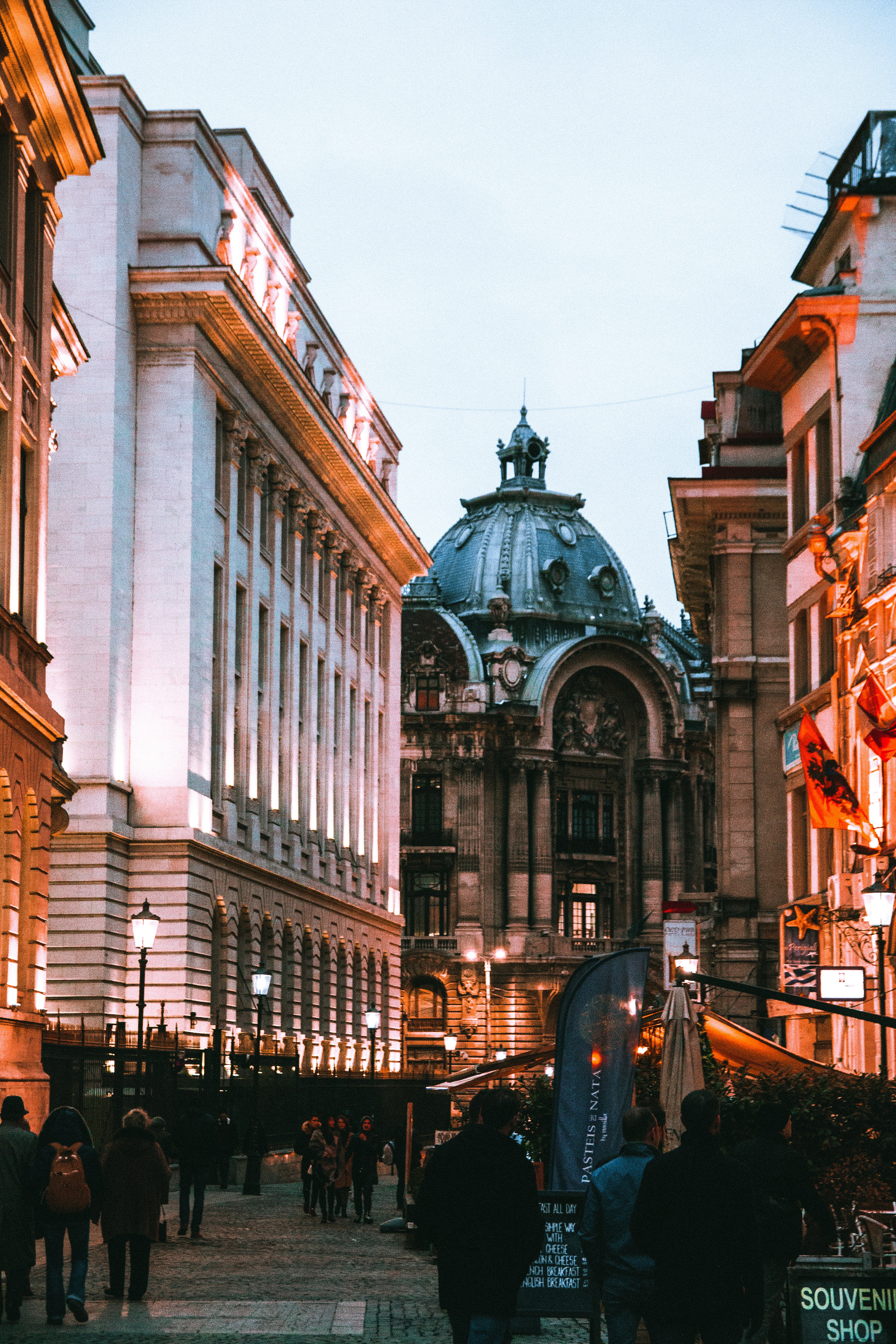https://images.prismic.io/remotecrew-website/vJVxHKY31SQDN0ck_adrian-dascal-J_Rhrj-et-I-unsplash.jpg?auto=format,compress&rect=0,1778,3648,1915&w=2400&h=1260