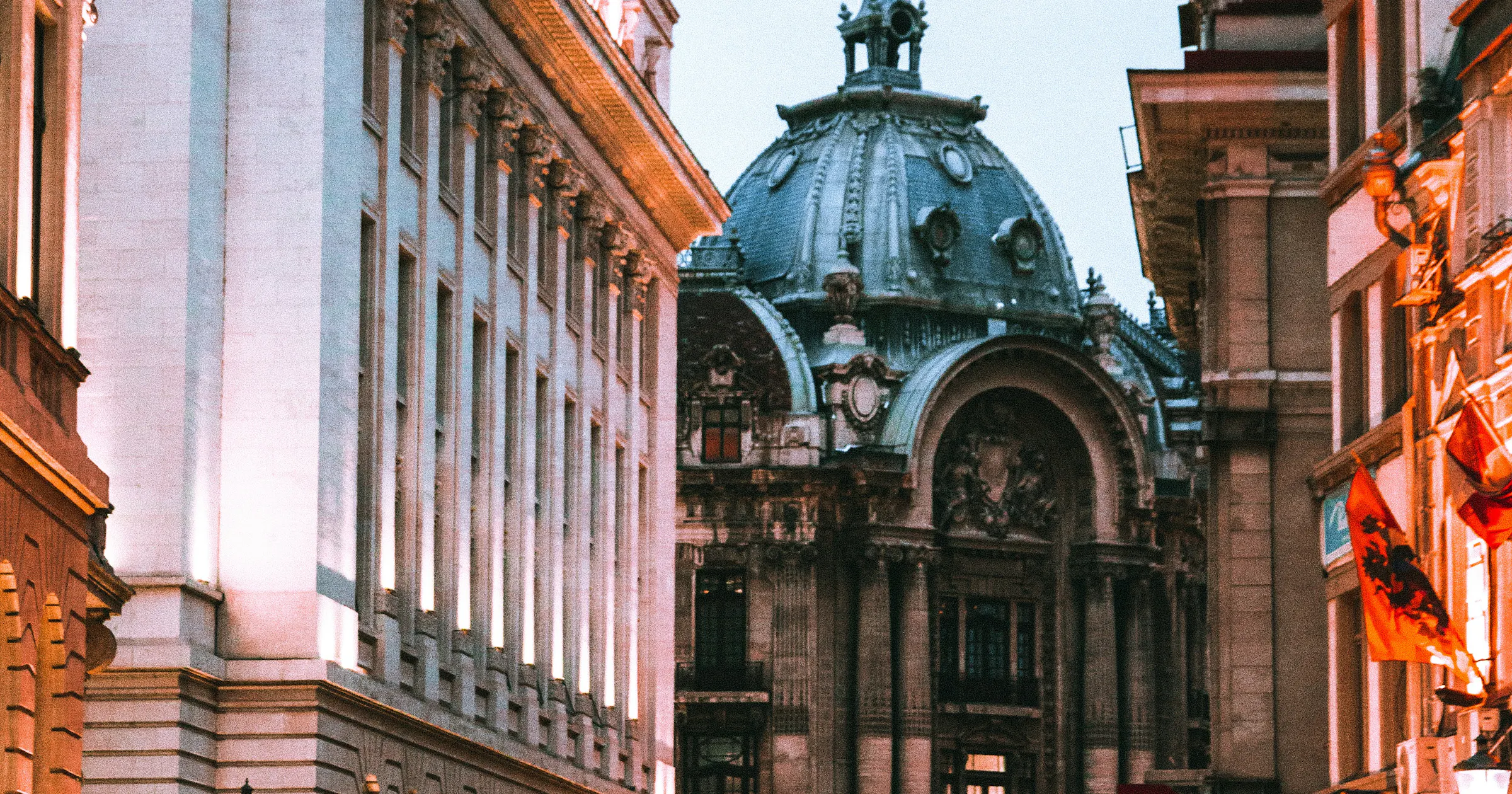 https://images.prismic.io/remotecrew-website/vJVxHKY31SQDN0ck_adrian-dascal-J_Rhrj-et-I-unsplash.jpg?auto=format,compress&rect=0,1778,3648,1915&w=2400&h=1260