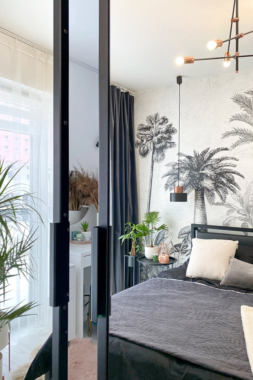 Klamka metalowa montowana na drzwiach z lustrem w metalowej ramie