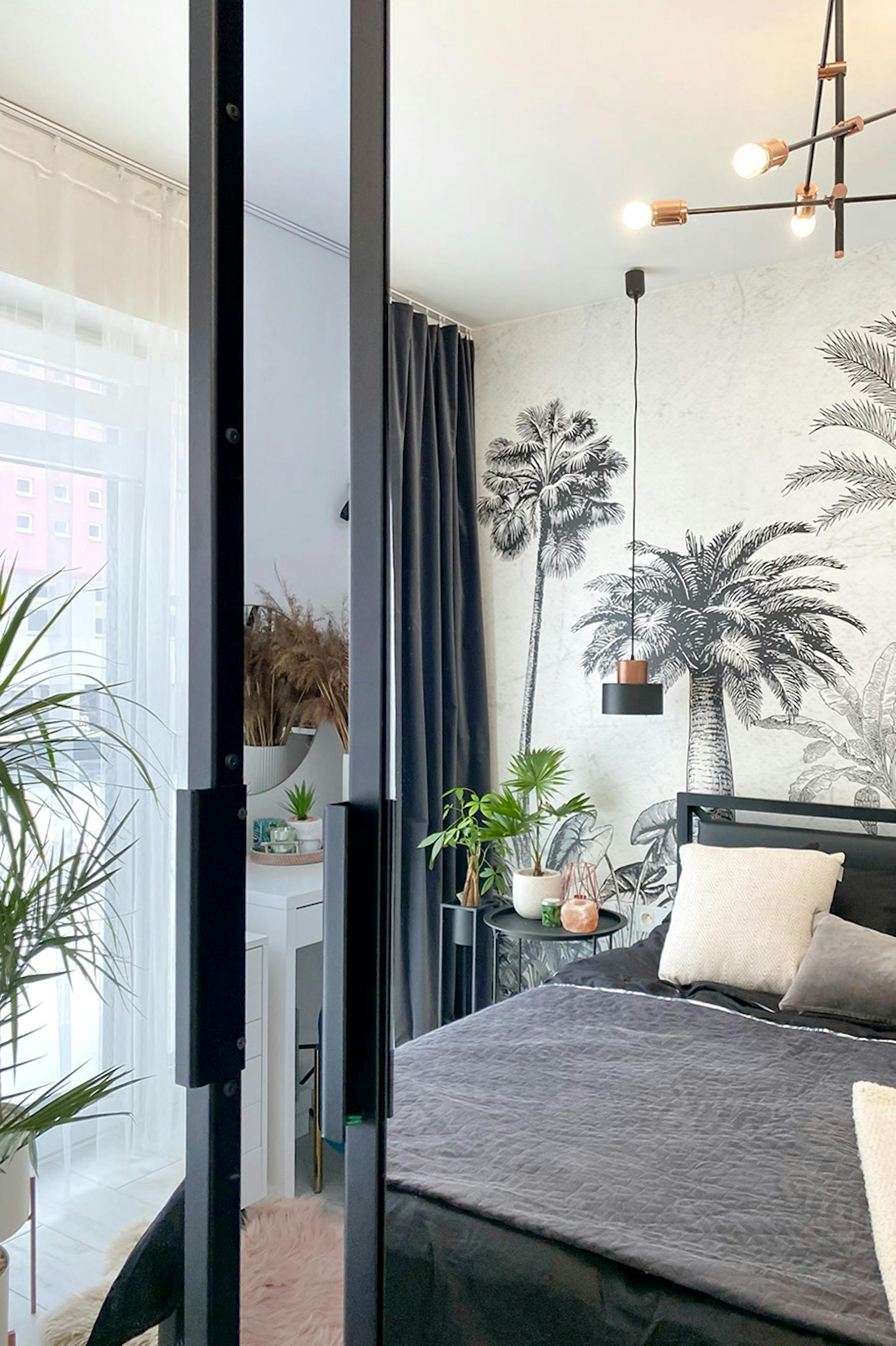 An der Tür montierter Metallgriff mit Spiegel in einem Metallrahmen