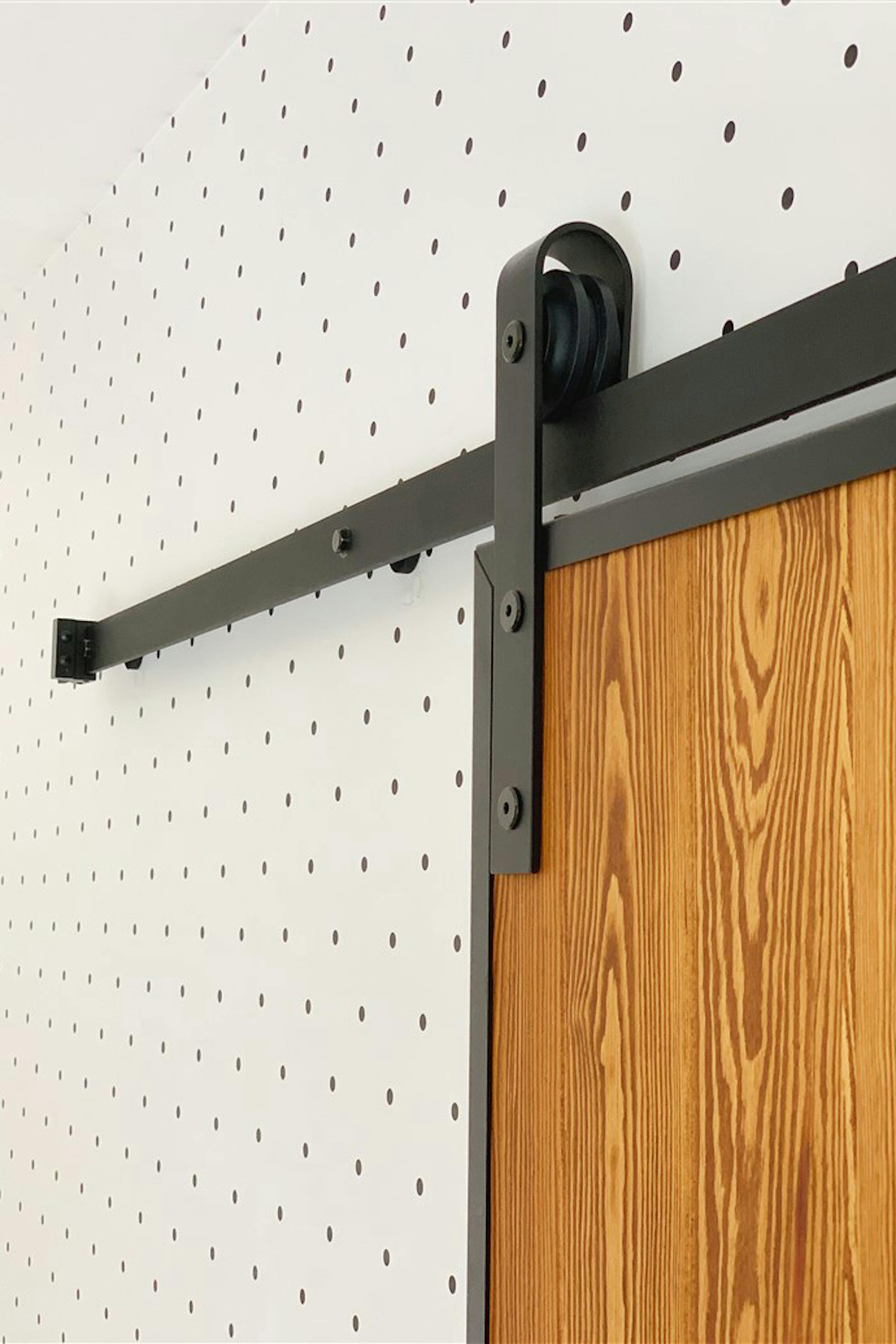 system przesuwny do drzwi, wieszaki do drzwi przesuwnych, prowadnica drzwi przesuwnych, drzwi w stylu Loft, drzwi drewniane w metalowej ramie, drzwi przesuwne w stylu barn door, drzwi sosnowe, tapeta w kropki