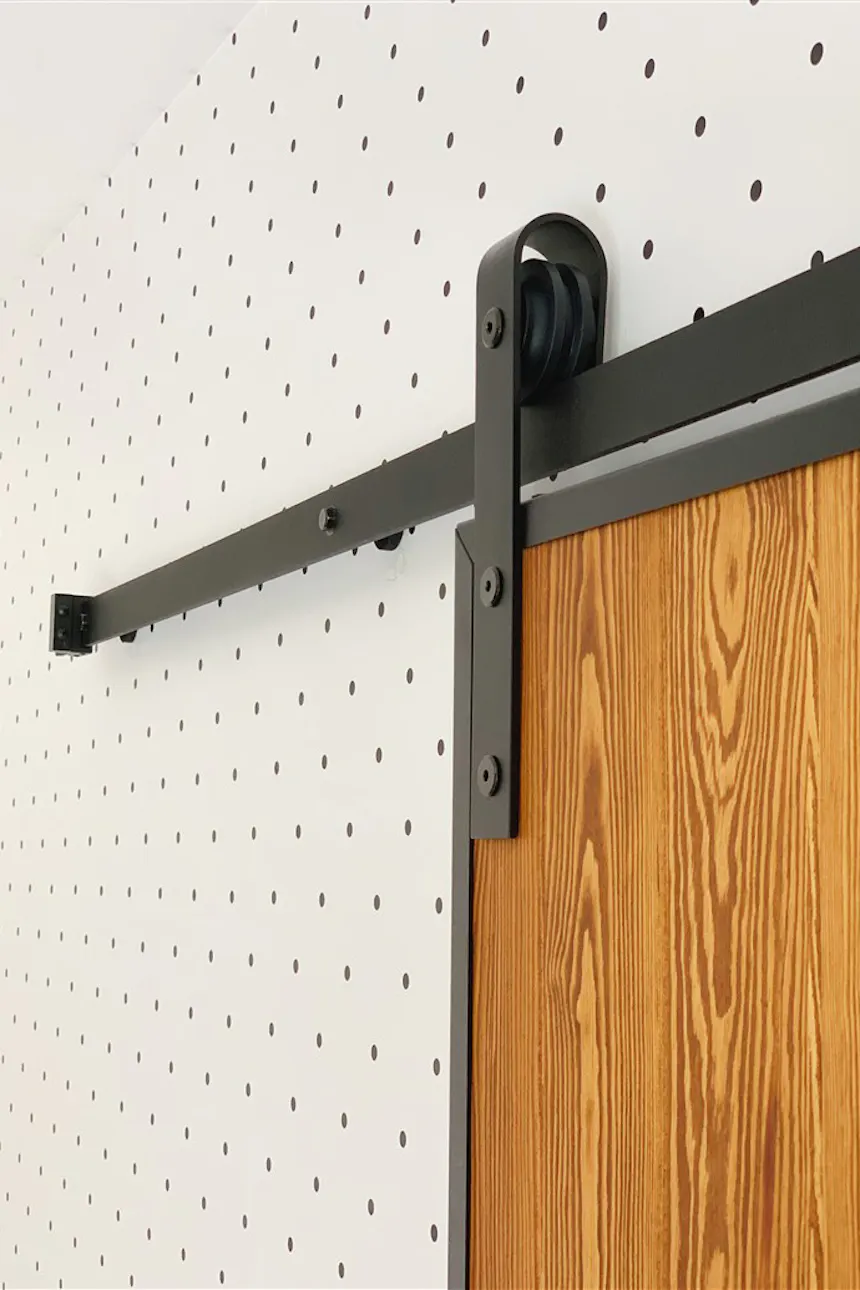 system przesuwny do drzwi, wieszaki do drzwi przesuwnych, prowadnica drzwi przesuwnych, drzwi w stylu Loft, drzwi drewniane w metalowej ramie, drzwi przesuwne w stylu barn door, drzwi sosnowe, tapeta w kropki