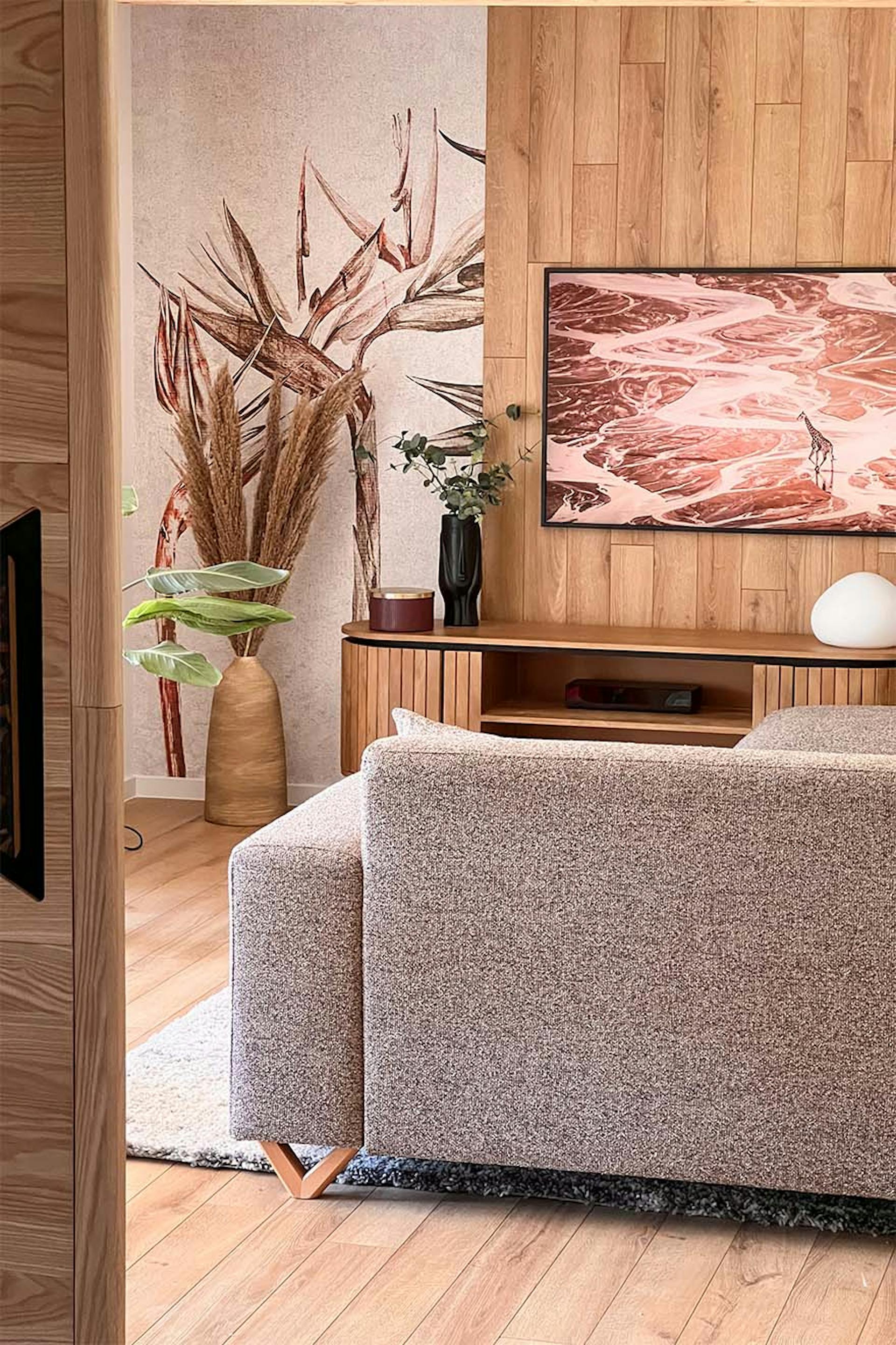 sandfarbenes Sofa und dekorative Tapete im Wohnzimmer