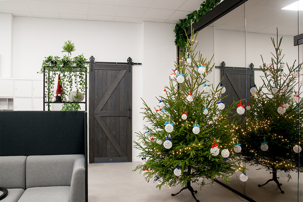 Büro mit Schiebetüren, schwarz Türen, Schwarz-Weiß Innenarchitektur