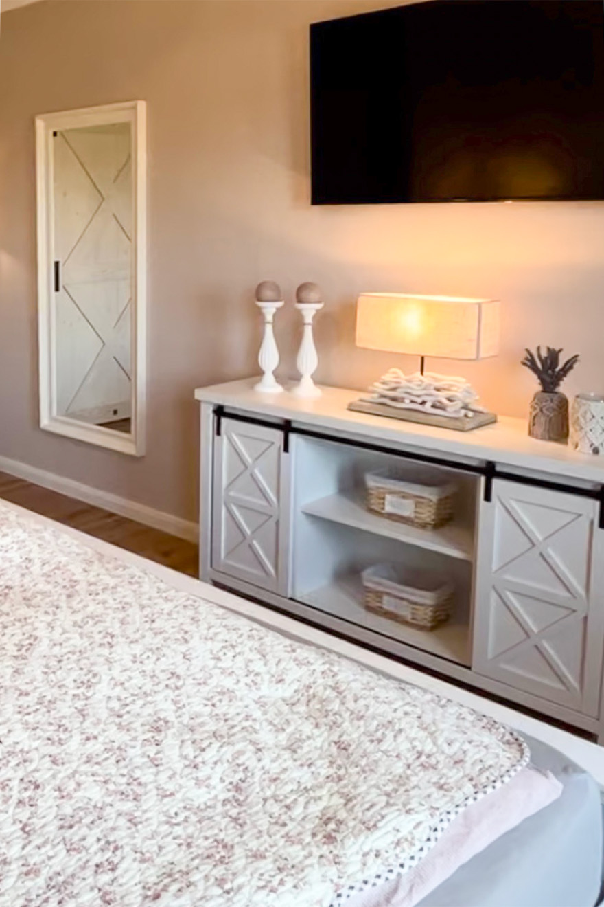 biała rustykalna szafka pod telewizorem w stylu modern farmhouse
