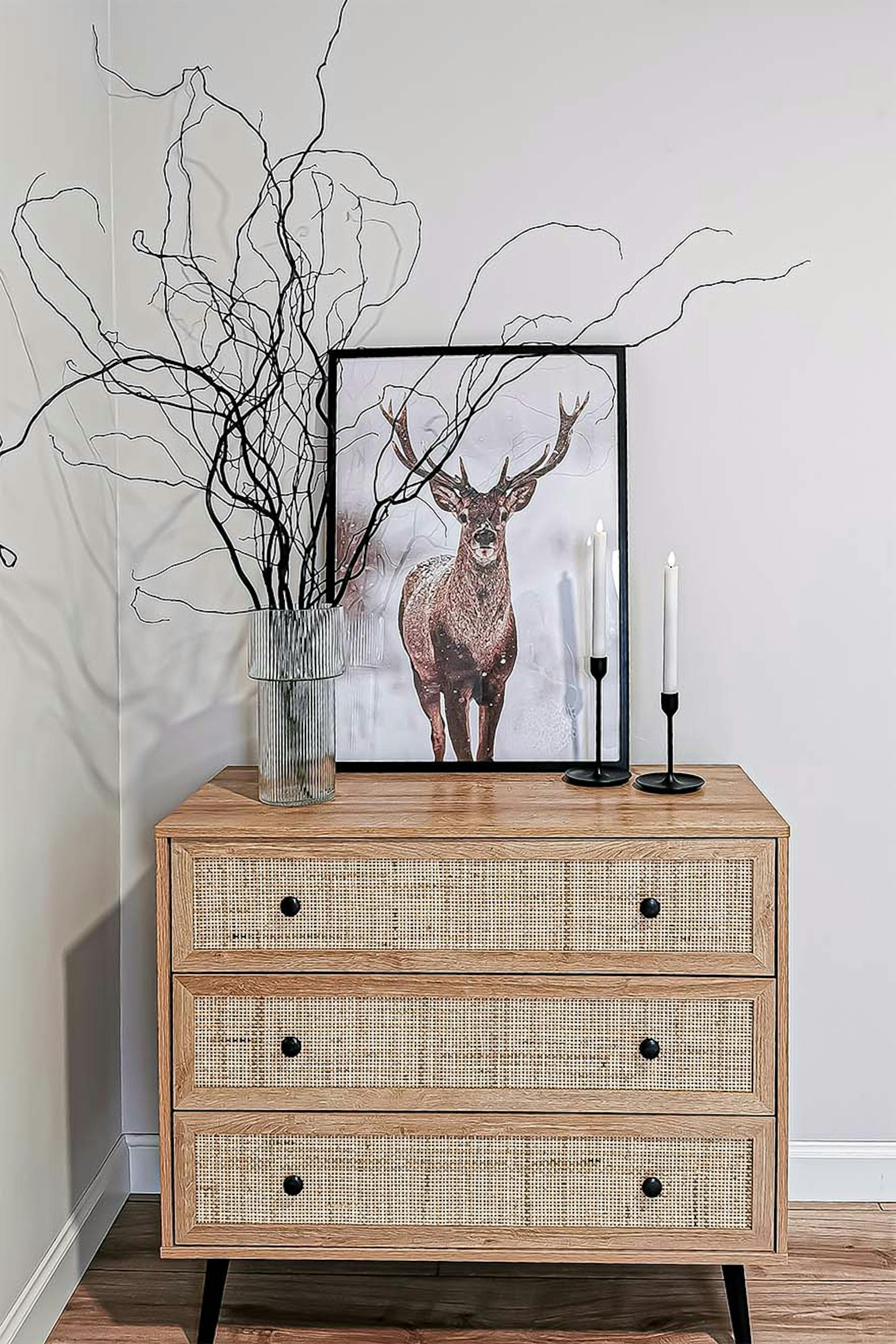 Dekorationen auf der Kommode mit Rattanfronten