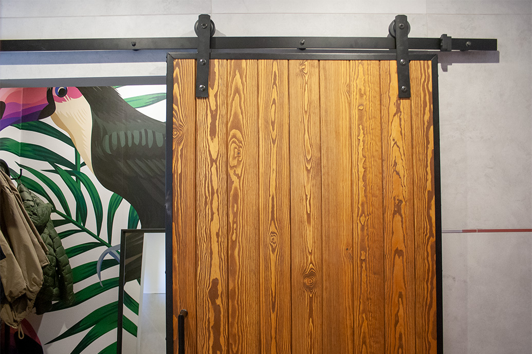 Schiebetür in einem Metallrahmen, Schiebesystem, Schiebetüren zu einem Schrank