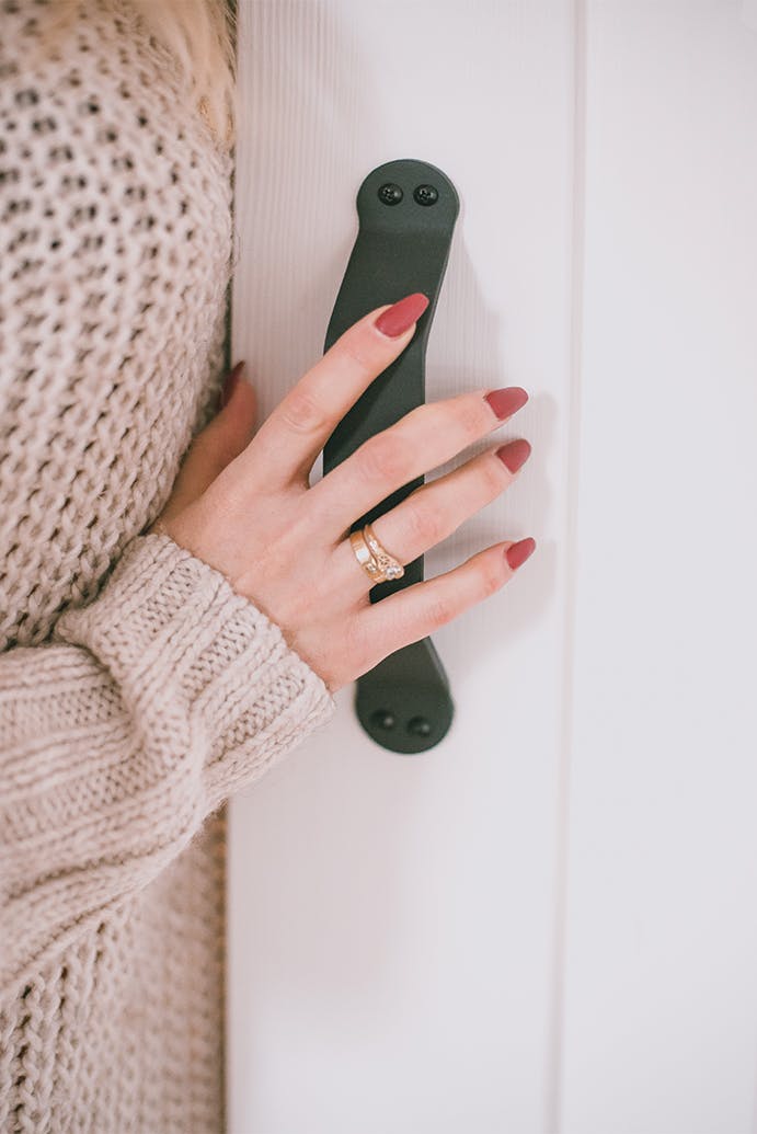 schwarzer Griff an einer weißen Holztür