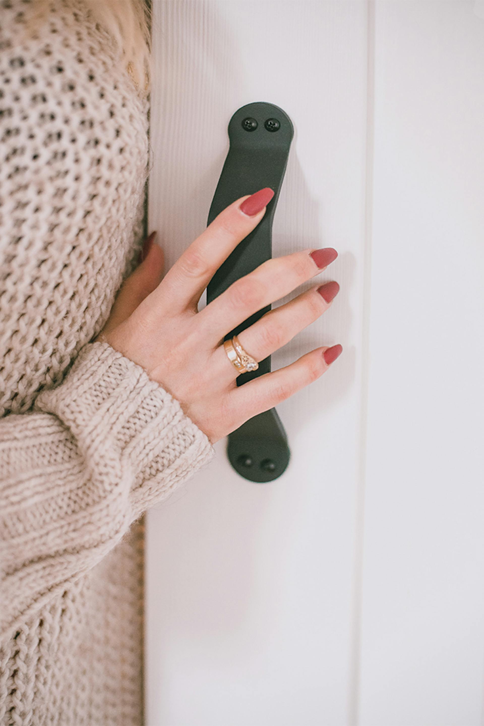 schwarzer Griff an einer weißen Holztür