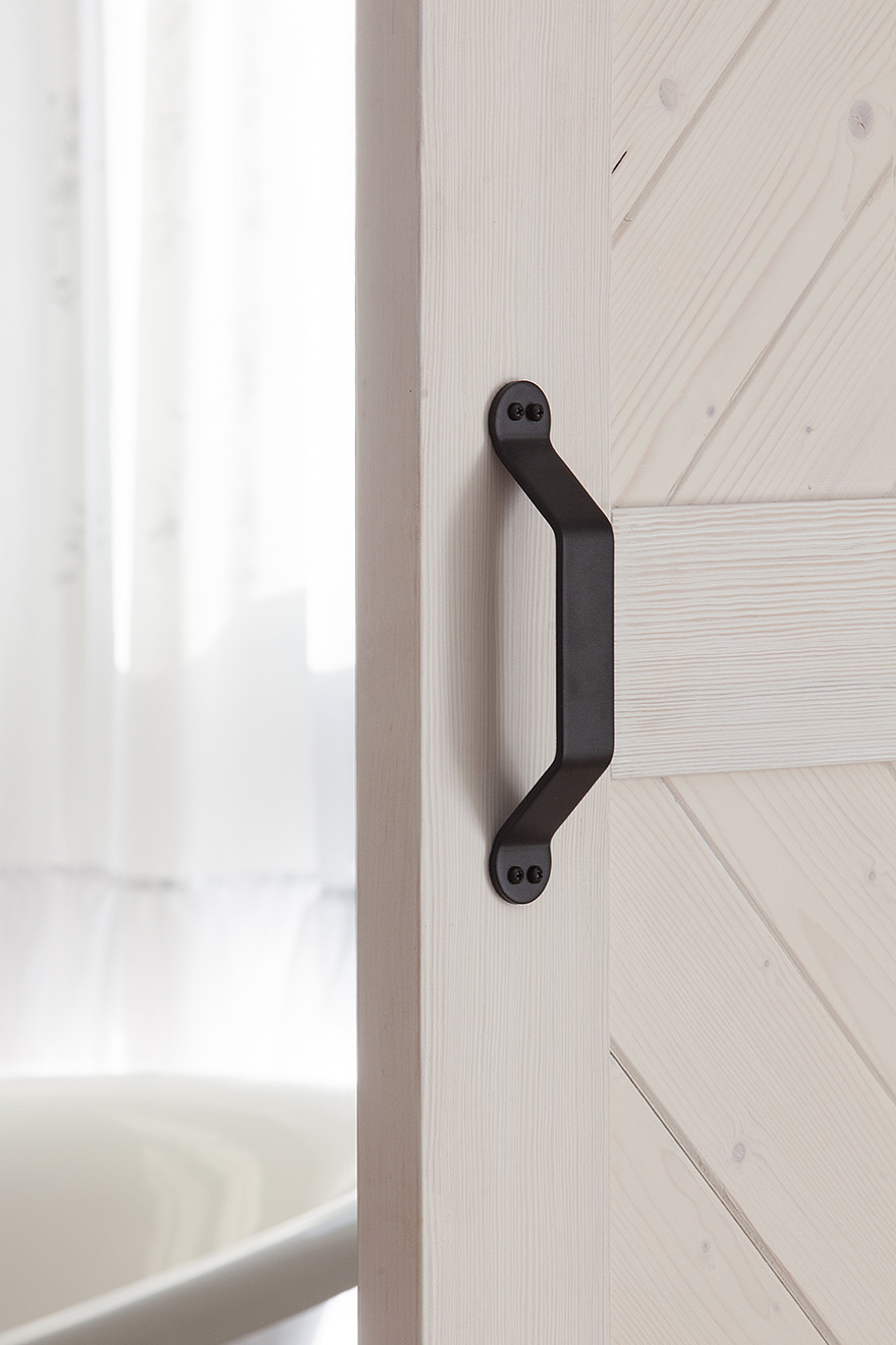 schwarzer Türgriff an weißer Schiebetür