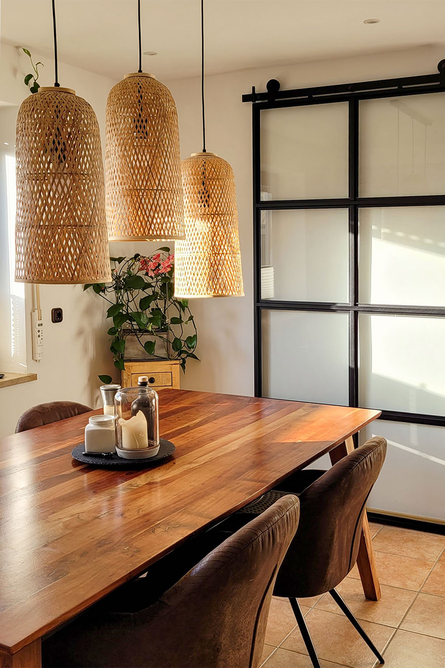 Rattanlampen hängen über dem Esstisch