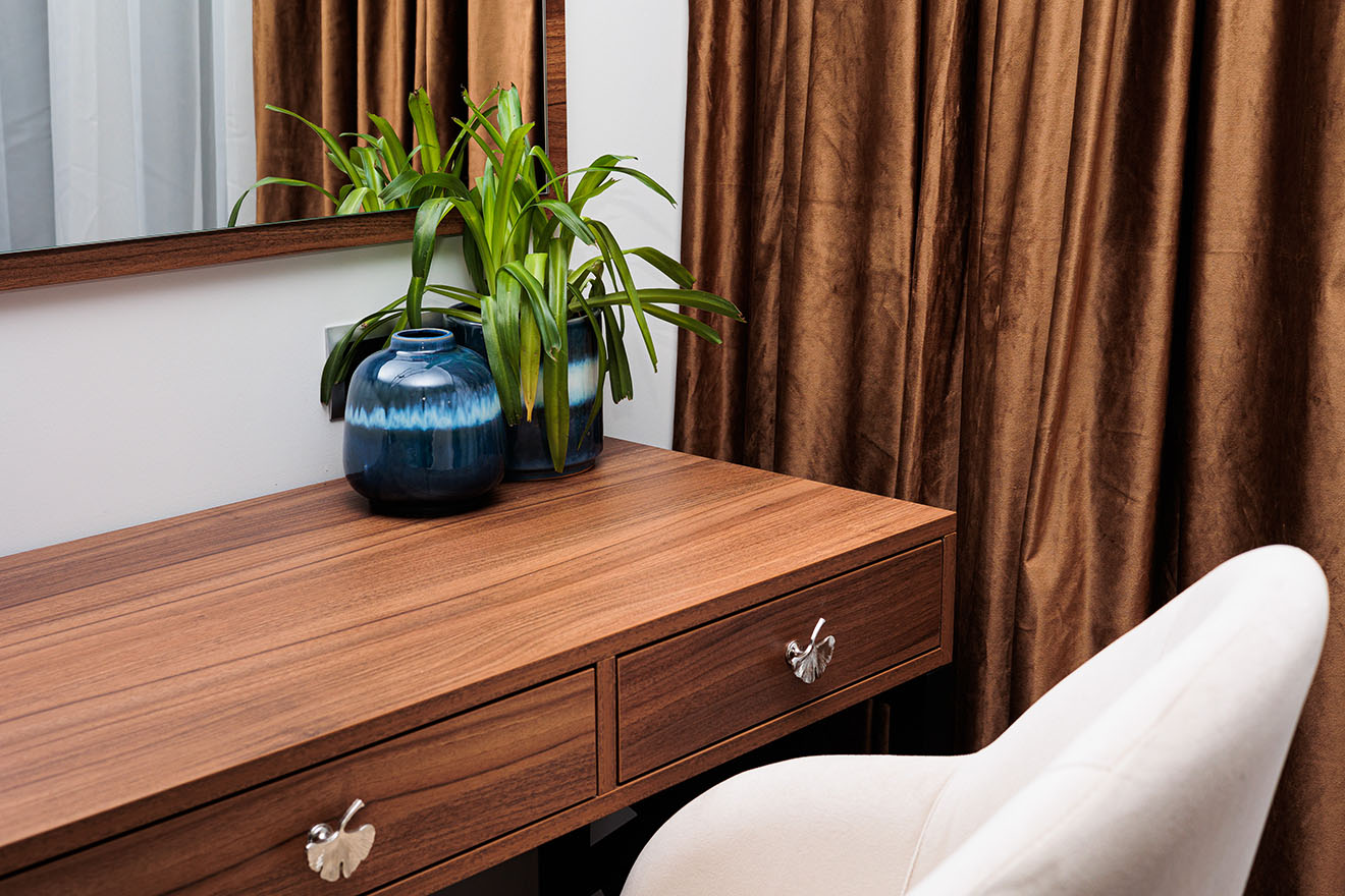 ciemne drewniane biurko pełniące funkcję toaletki