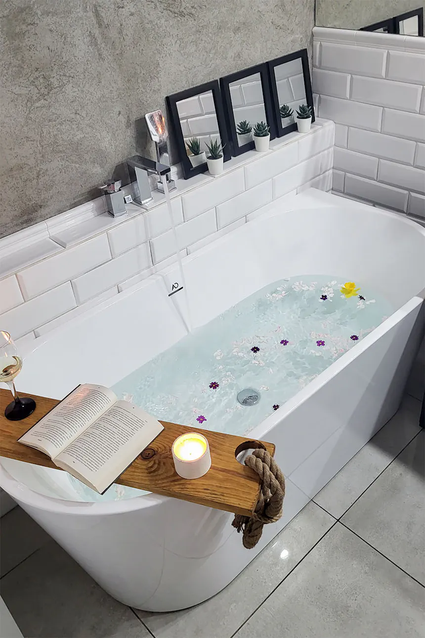 elegancka wanna w biało-szarej łazience