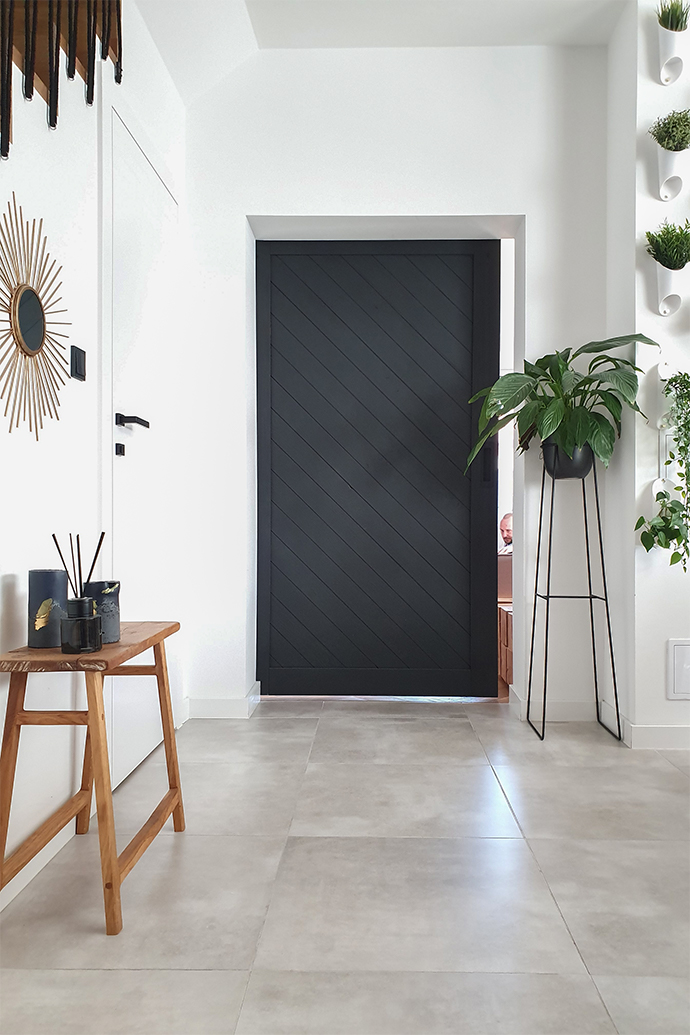 Schiebetüren in der Halle, Blumen in der Halle, Schwarz und weiß in die Innenräume