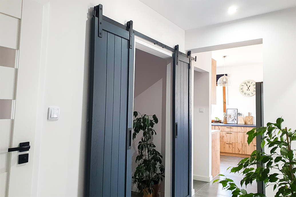 doubles portes coulissantes anthracite dans le vestibule d'une maison moderne