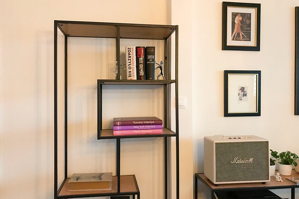 Innenraum vielseitiger Stil eingerichtet, Bücherregal im Industriestil, Bilder an der Wand