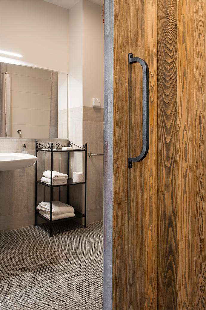 Schiebetüren zum Bad, Metall-Türgriff