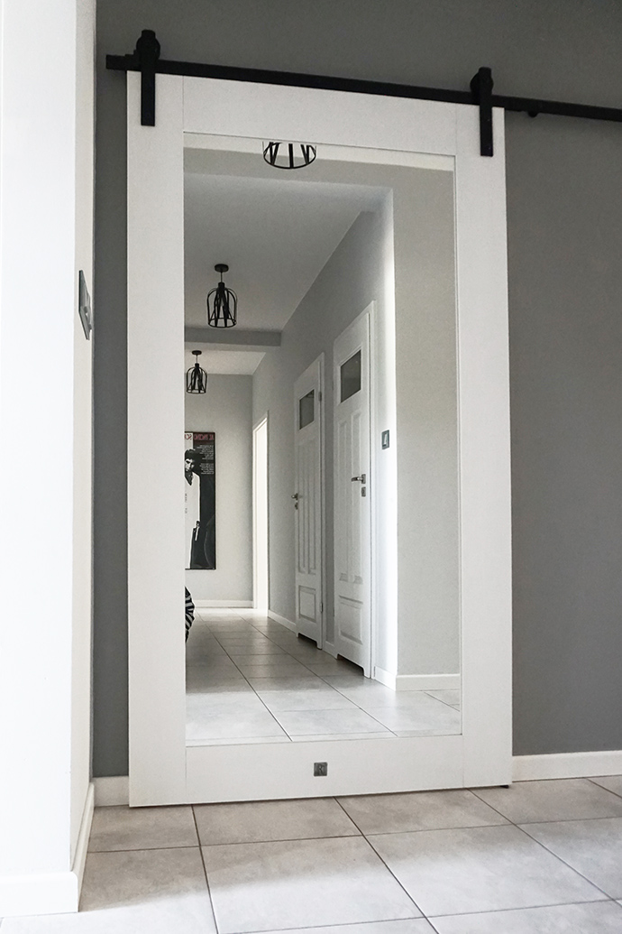 weiße Türen, Tür mit Spiegel, Schiebetür mit Spiegel weiß, große Tür mit Spiegel, Holztür mit Spiegel, Schiebetür im Flur, schwarzes Schiebesystem weiß und grau im Innenraum