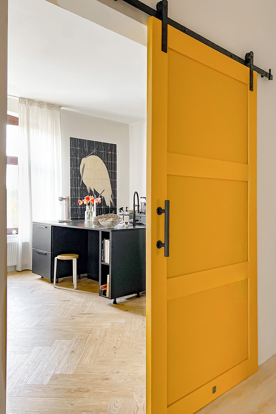 żółte drzwi do kuchni urządzonej w stylu nordic